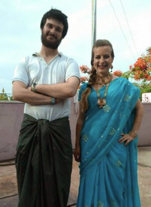 Antoine und Julie in traditioneller Kleidung